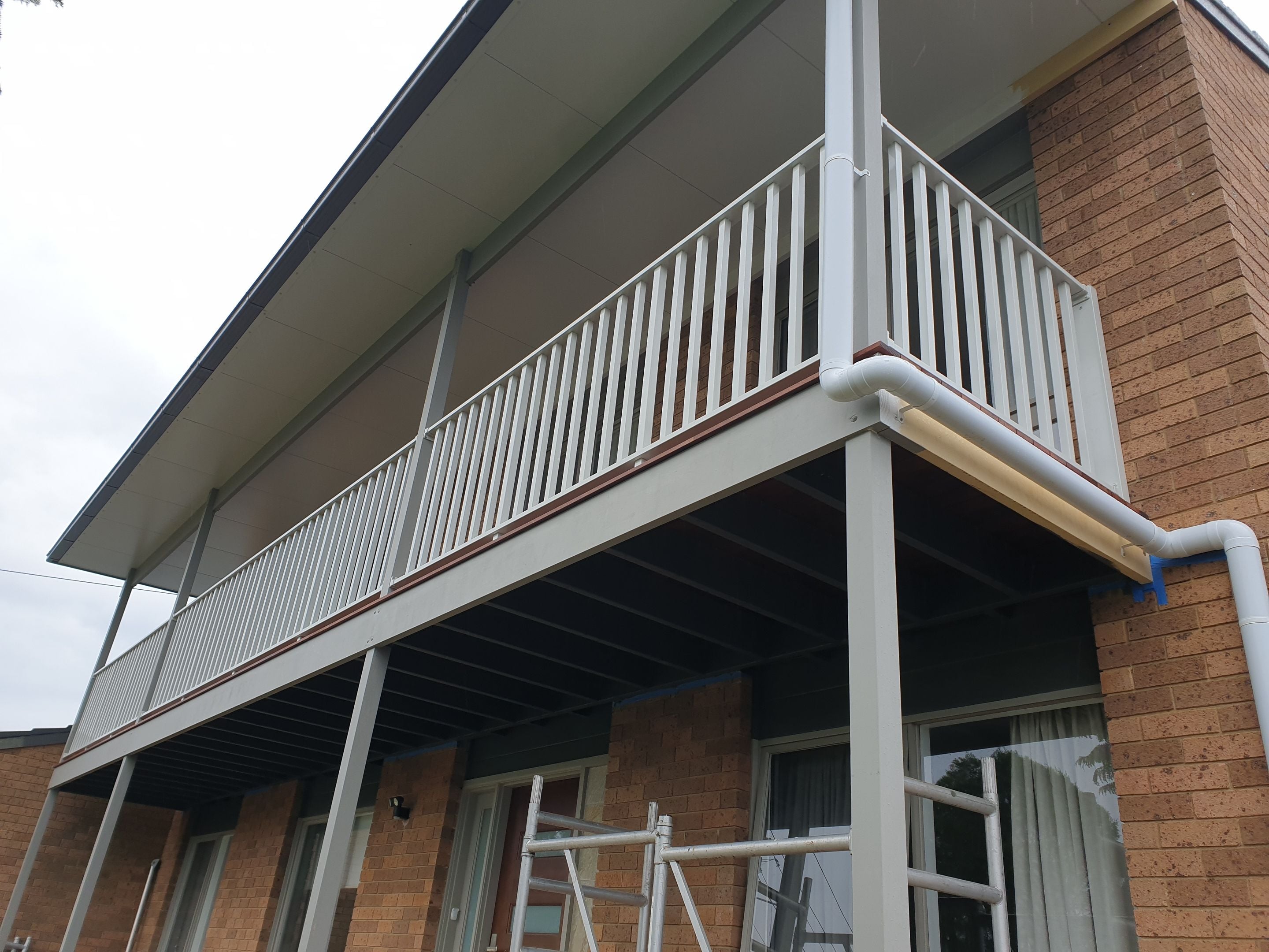 Alum-Balustrade-on-upper-balcony
