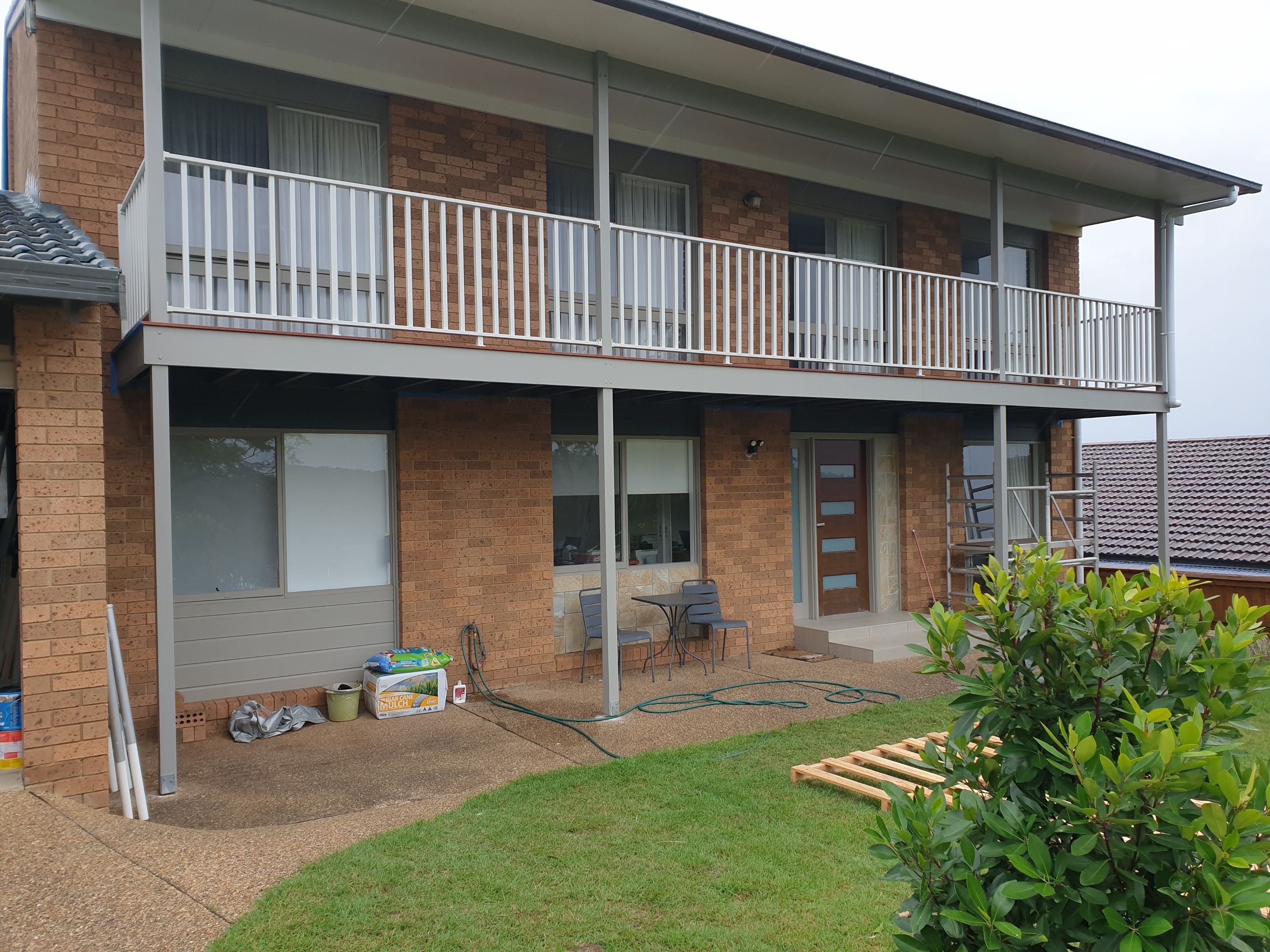 Alum-Balustrade-on-upper-balcony