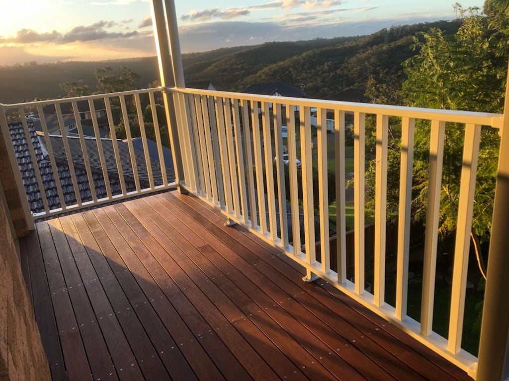Alum-Balustrade-on-upper-balcony