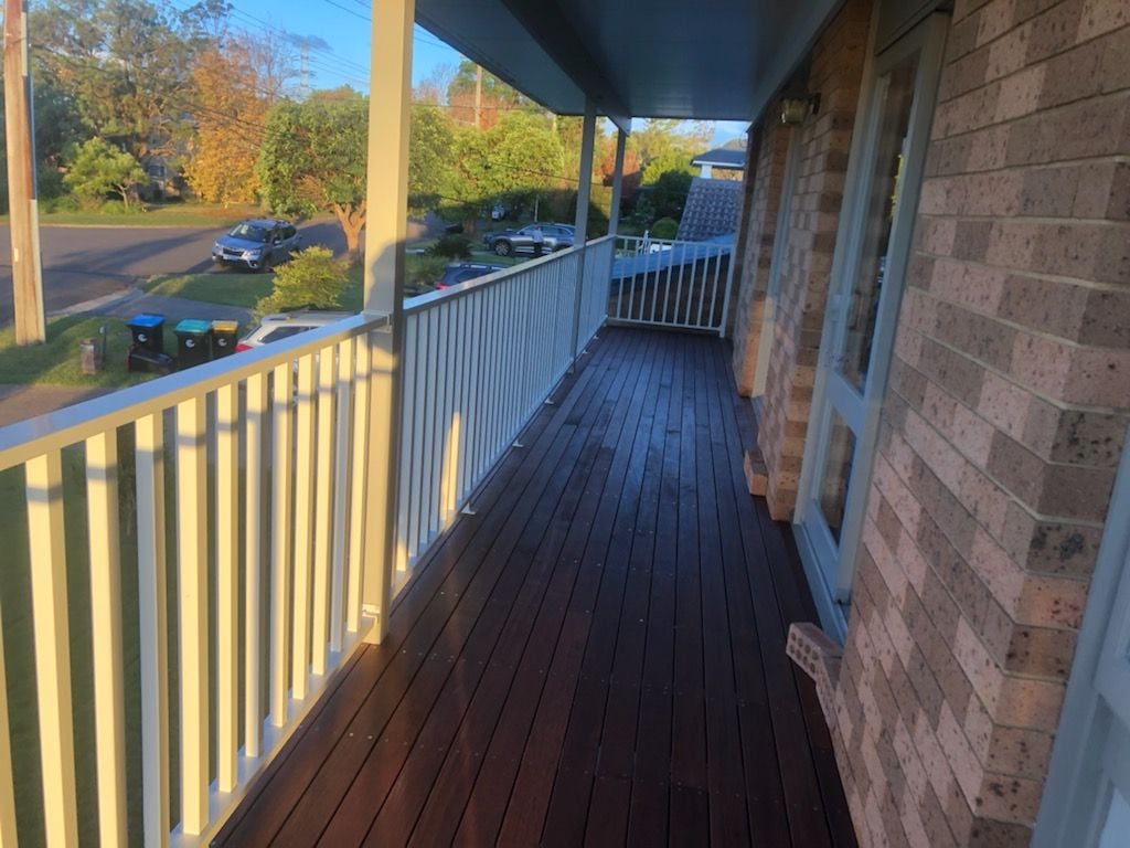 Alum-Balustrade-on-upper-balcony