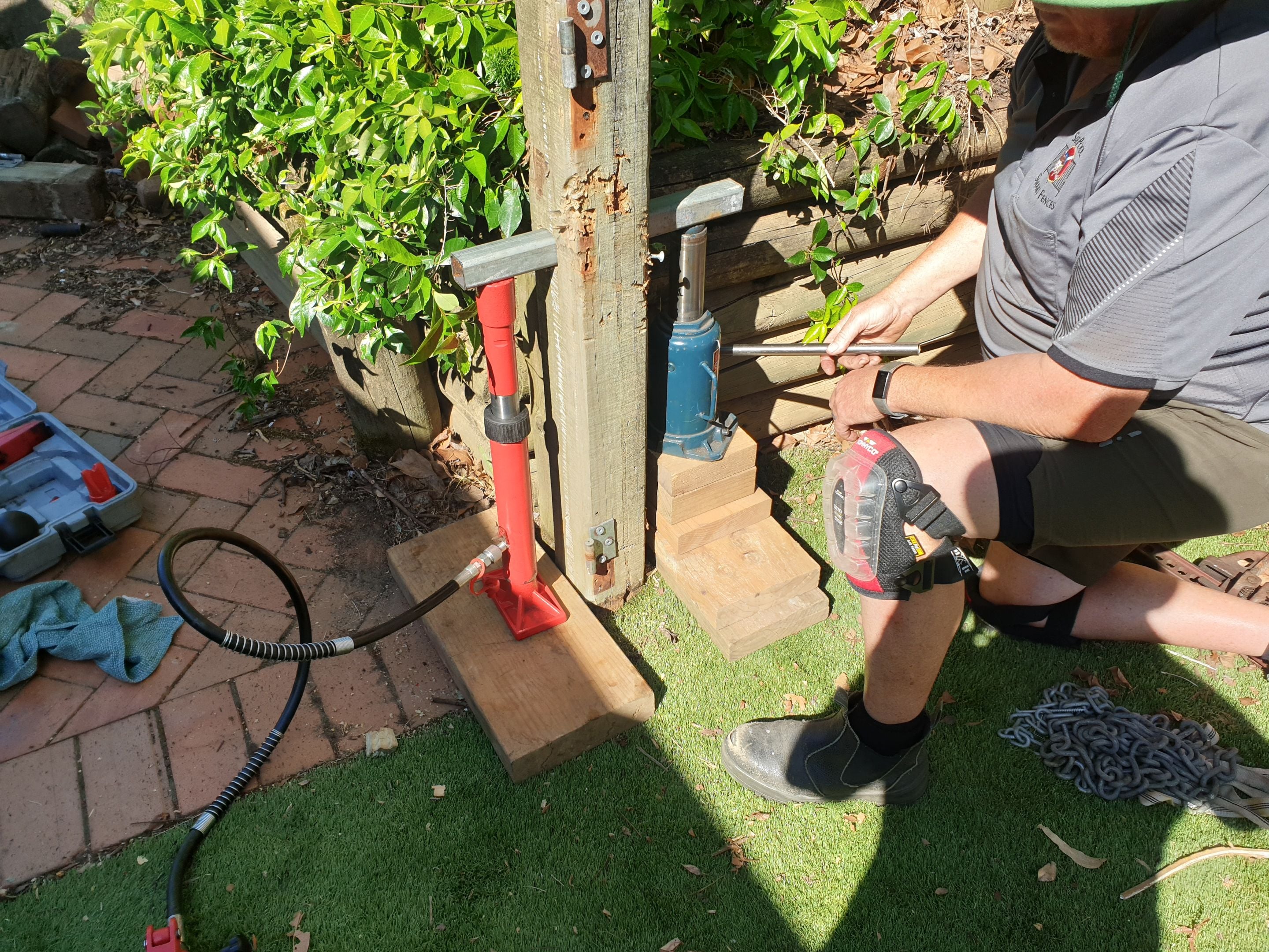 use 2 hydraulic jacks to pull a large 900 deep timber post out