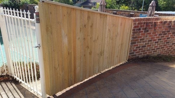 Cherrybrook_replace-non-compliant-brushwood-fence-with-capped-paling