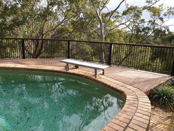 Hornsby-Heights_Jul2021_merbau-handrail-black-alum-panels-pool-deck-balustrade