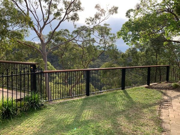 Hornsby-Heights_Nov2021_merbau-handrail-black-alum-panels-garden-fence