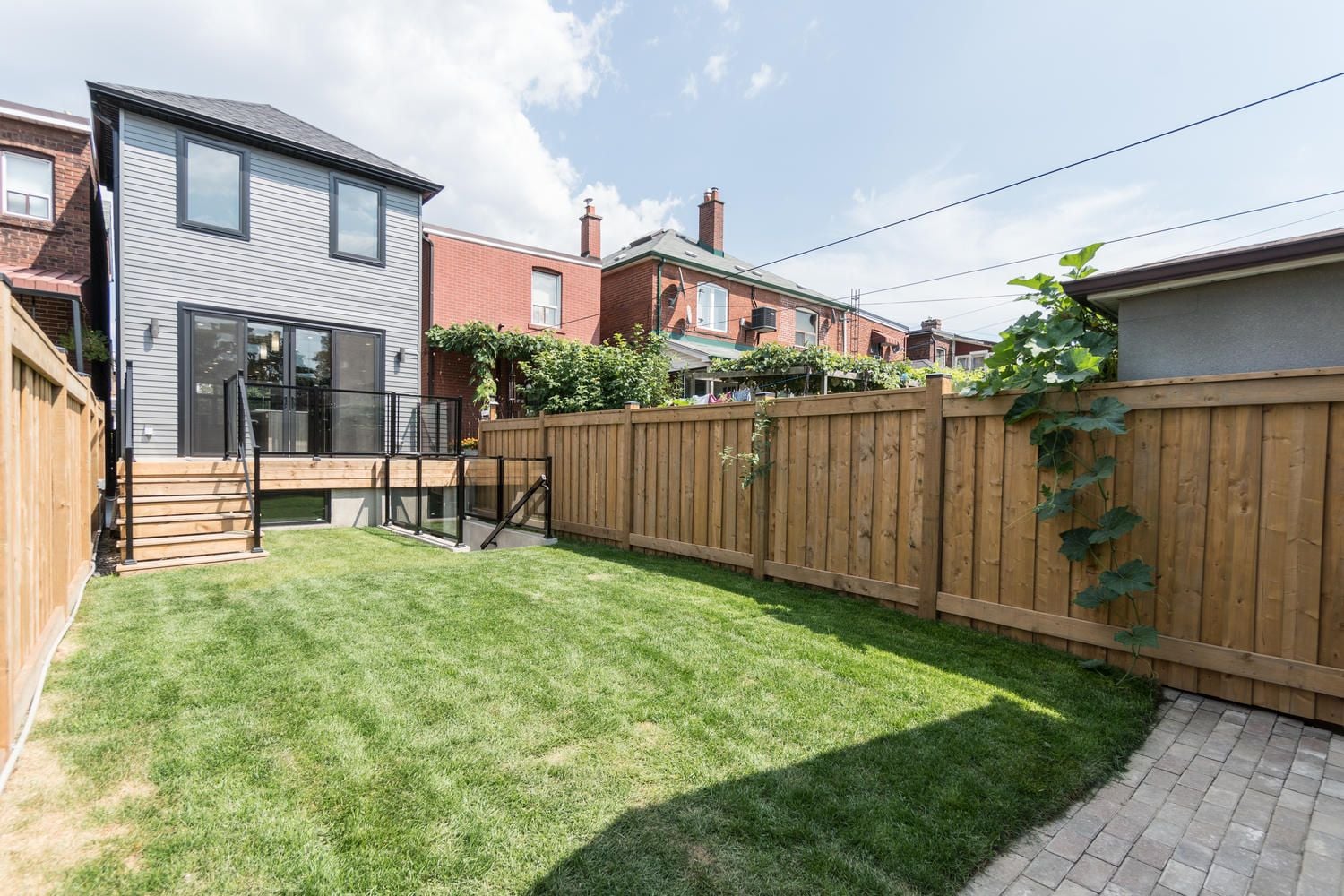 Earlscourt Avenue Image -5b7644504c1a6