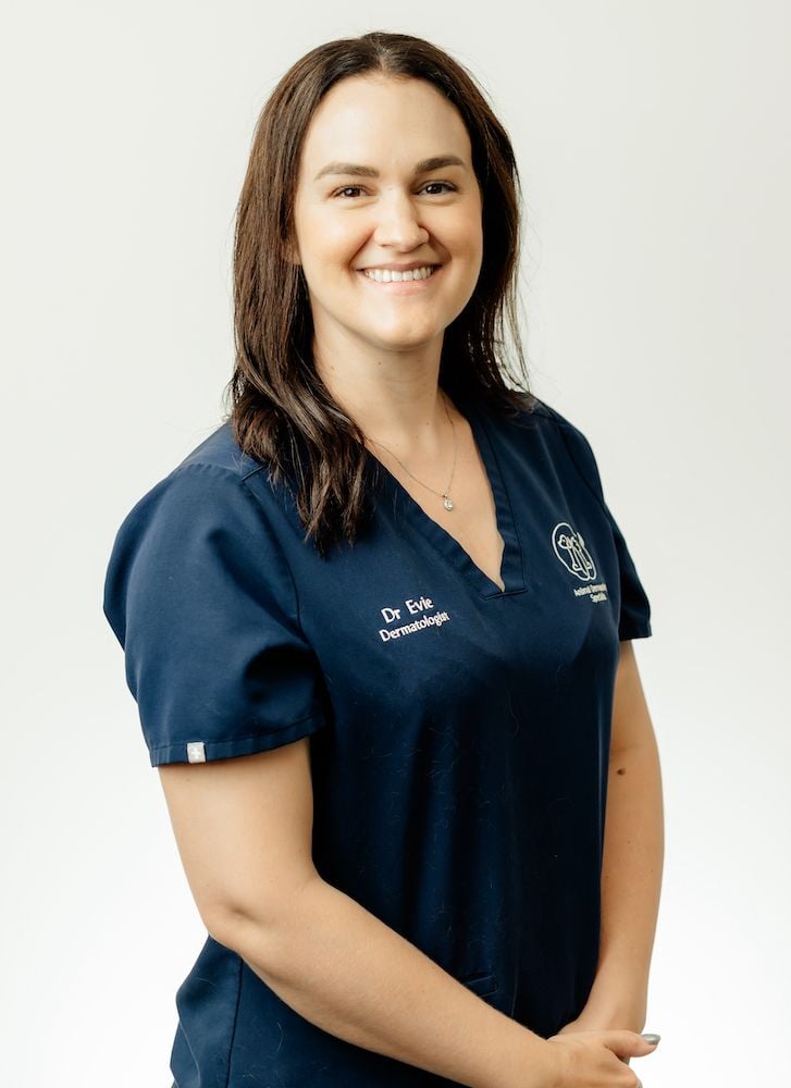 Dr Evie Knight | Specialist Dermatology | Veterinary Specialist Services