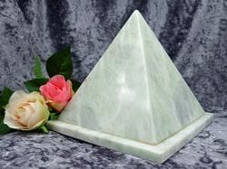 Pyramid Urn jade medium 01