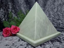 Pyramid Urn jade medium 02
