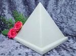 Pyramid Urn white medium 02