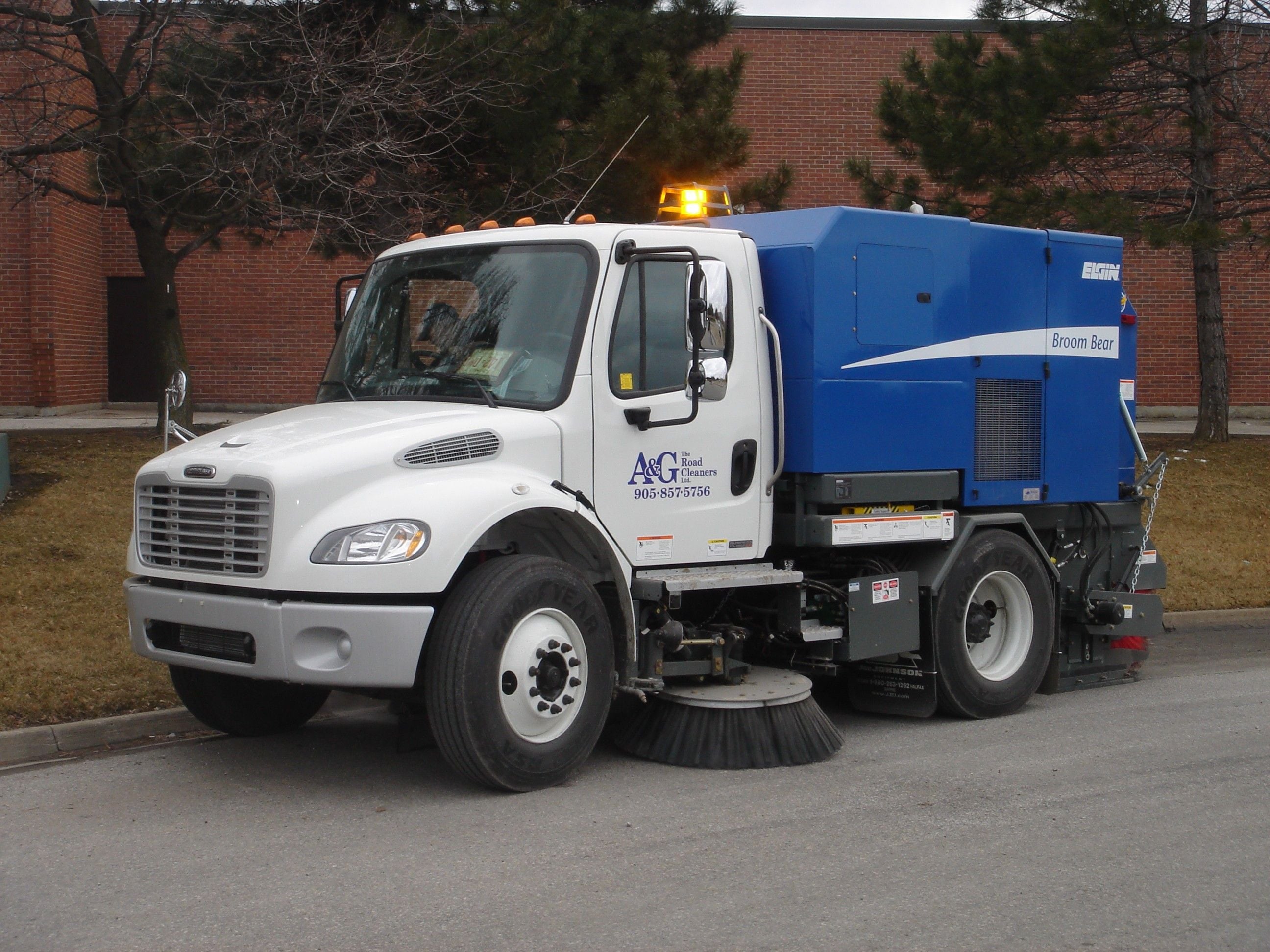 Parking Lot Sweeping Services Toronto: What Every Property Manager Should Know