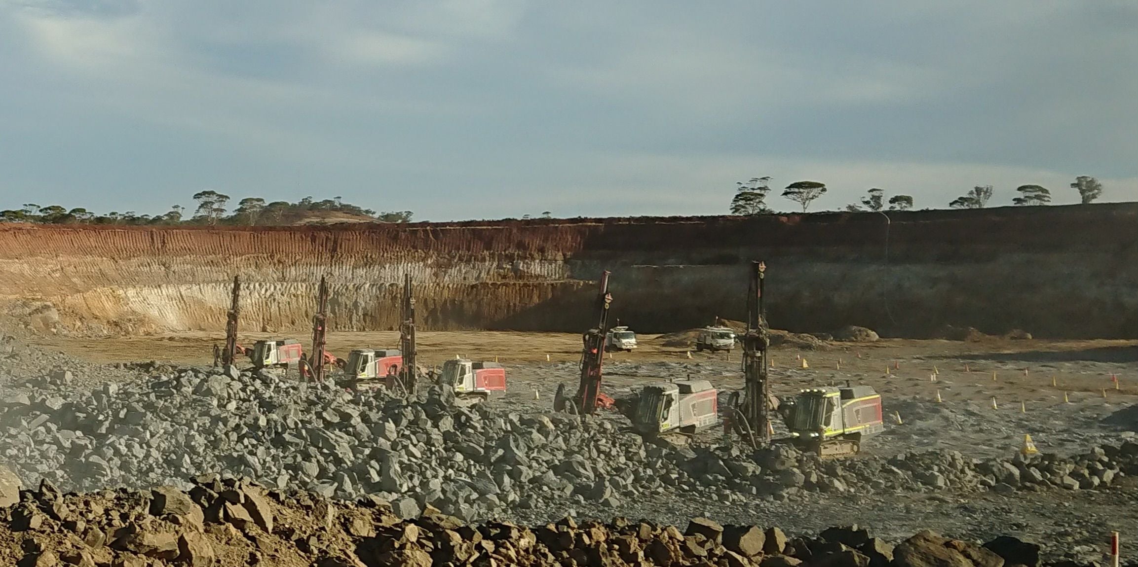 Men at work Redline Gallery Image -63e1b65618928