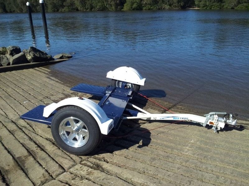 LIGHTWEIGHT COMPACT BRAKED TOW DOLLY LIGHTWEIGHT COMPACT BRAKED TOW DOLLY