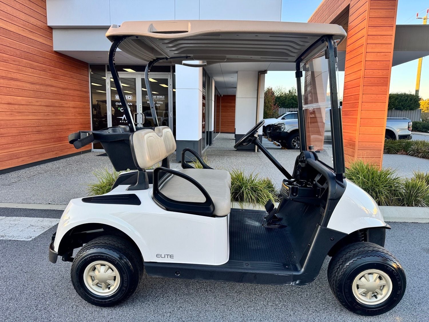 E-Z-GO RXV ELiTE (LITHIUM) Golf Car