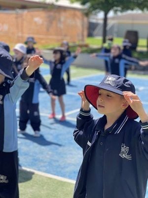 R/1 Footsteps Image -65498063aa050