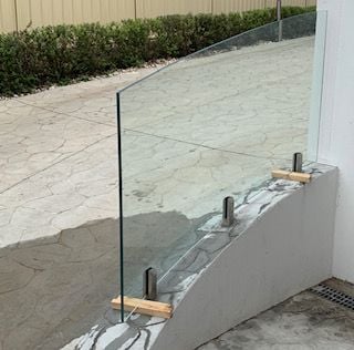 Curved Glass - Outdoor barrier Bent & Curved Glass Gallery Image -60e986944ba4c