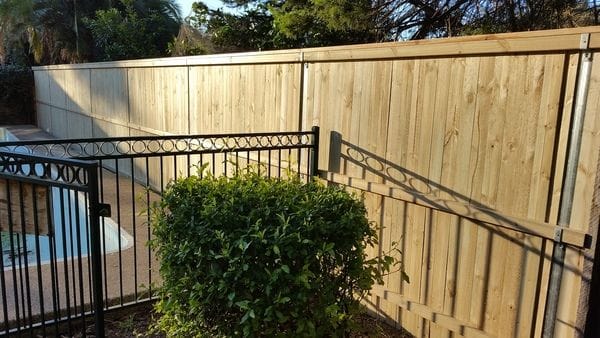 pool-barrier-fence-butted-paling-capped
