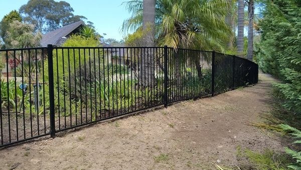 black-alum-raked-pool-fence_Terry-Hills