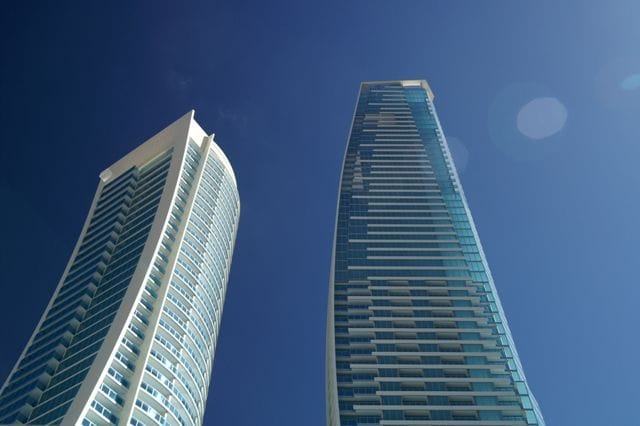 Hilton Towers Gold Coast - 100 scale